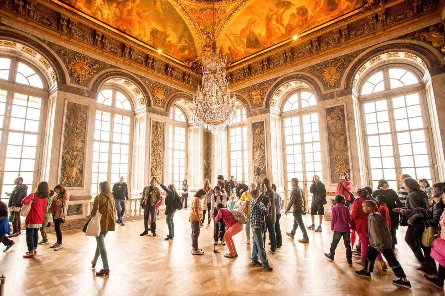 Версаль концовка. Версальский дворец в Париже. Версальский дворец в Париже короля. Версальский дворец оперный зал. Версальская мода одежда Версальский дворец.