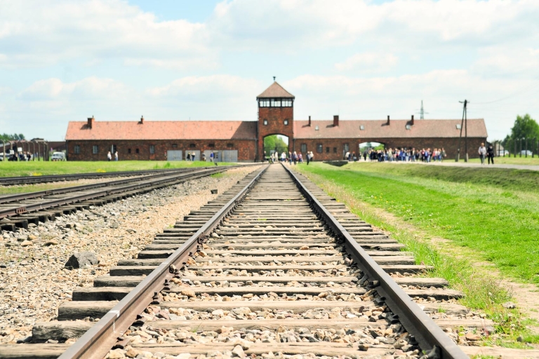 Kraków: wycieczka z przewodnikiem po Auschwitz z odbiorem i opcjonalnym lunchemWycieczka w języku angielskim z Meeting Point