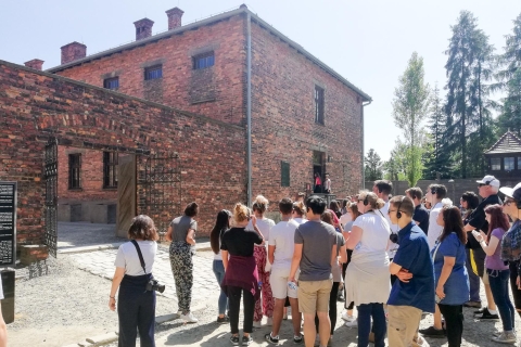 Kraków: wycieczka z przewodnikiem po Auschwitz z odbiorem i opcjonalnym lunchemWycieczka po włosku z Meeting Point