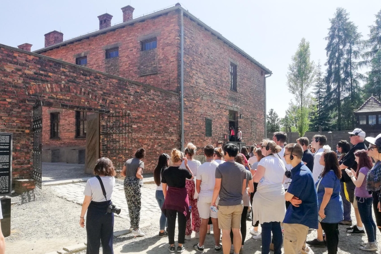 Cracovia: tour guiado de Auschwitz con recogida y almuerzo opcionalTour en italiano con punto de encuentro