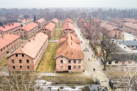 Kraków: wycieczka z przewodnikiem po Auschwitz z odbiorem i opcjonalnym lunchemWycieczka z przewodnikiem po francusku z odbiorem z hotelu