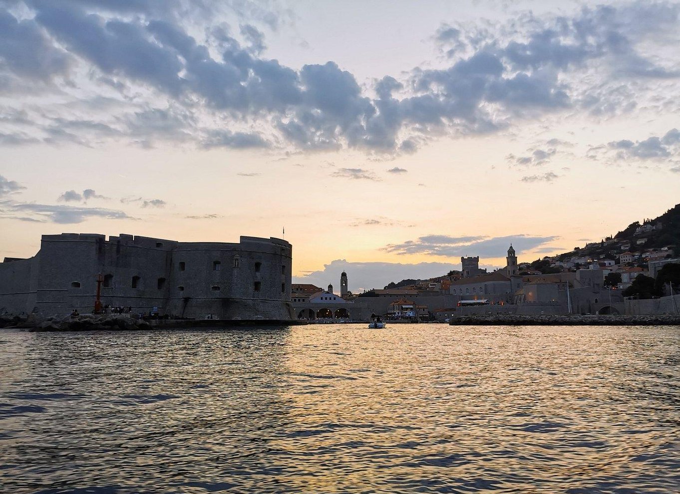Solnedgangstur i glasbåd rundt i den gamle by og til grotter i Dubrovnik