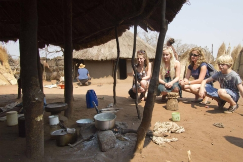 Depuis les chutes Victoria: visite d'un village traditionnel du Zimbabwe