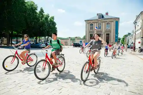 Från Paris: VIP cykeltur i Versailles och rundtur i Kings Apartment