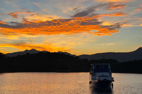 Tour in yacht del Geoparco UNESCO di Hong Kong: quattro archi marini e vulcanoTour in yacht del geoparco UNESCO di Hong Kong: quattro archi marini e vulcano