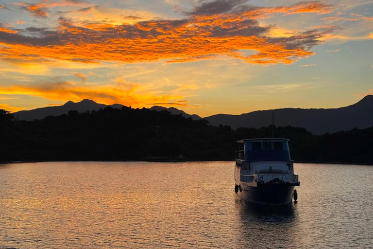 Tour in yacht del Geoparco UNESCO di Hong Kong: quattro archi marini e vulcanoTour in yacht del geoparco UNESCO di Hong Kong: quattro archi marini e vulcano