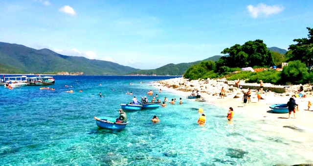 Visit Nha Trang Island Discovery, Snorkeling & Floating Party in Nha Trang