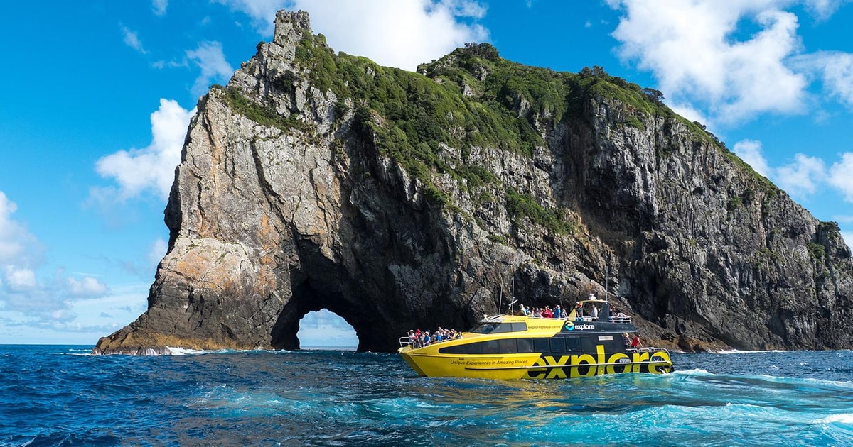 Bay islands. Дискавери Бэй. Залив Дискавери. Hole in the Rock Cruise New Zealand. Cruising at nature.