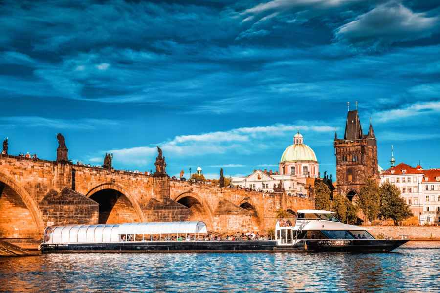 Prag: 2-stündige Bootsfahrt auf der Moldau mit Mittagessen
