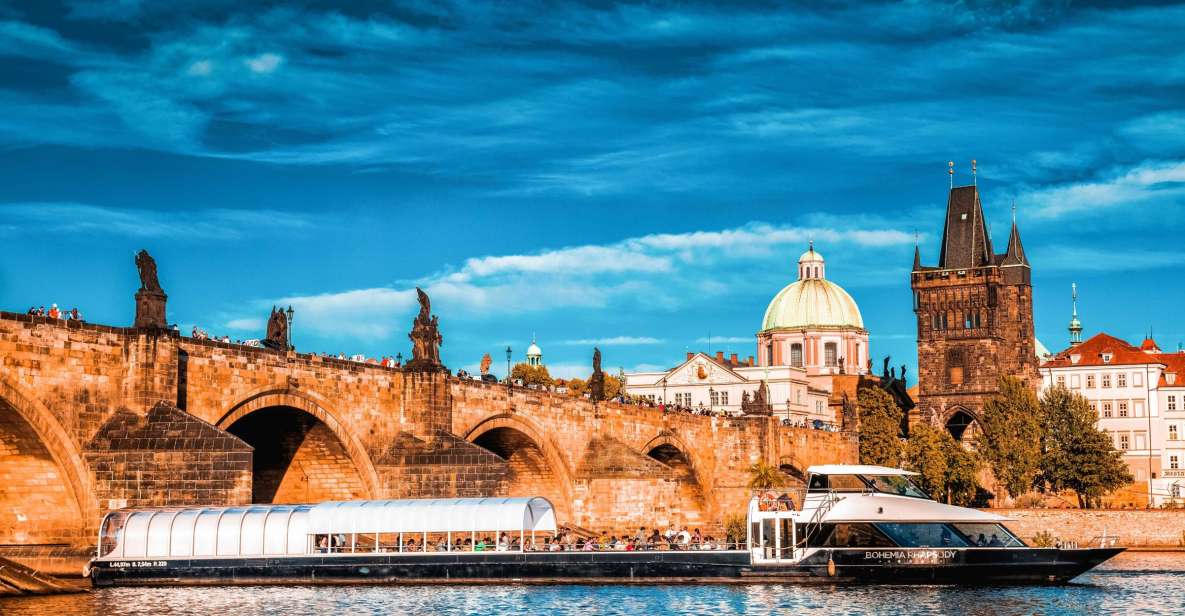 Prag: Lunchutflykt med glasbåt med öppet tak på Moldaufloden