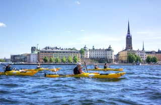 Stoccolma: tour guidato della città in kayak e pasto facoltativo di mezza estate