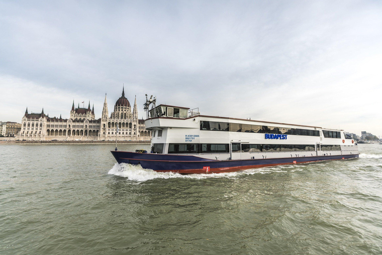 Budapest: Crucero Buffet de Nochevieja con Bebidas IlimitadasCena crucero de Nochevieja Piso turístico