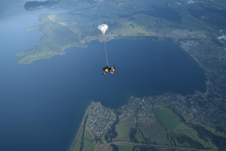 Tandemowe skoki spadochronowe w TaupoTaupo: Skok spadochronowy w tandemie na 15 000 stóp