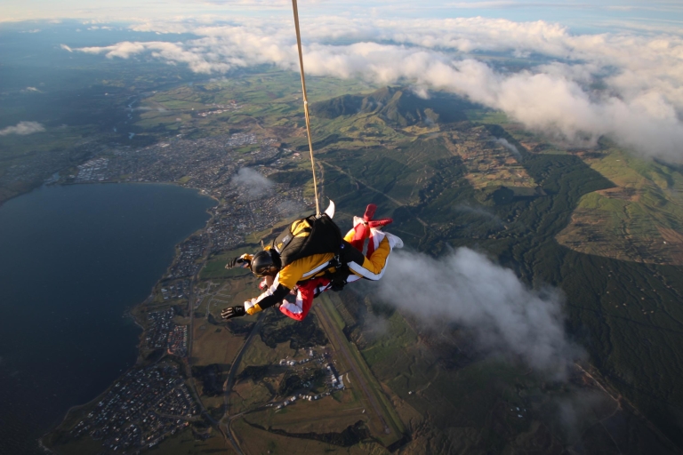 Expérience de saut en parachute en tandem à TaupoTaupo : Expérience de saut en parachute en tandem à 12 000 pieds