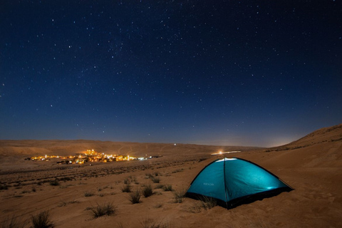 Circuit de nuit en camping dans le quartier vide et la cité perdue d'Ubar