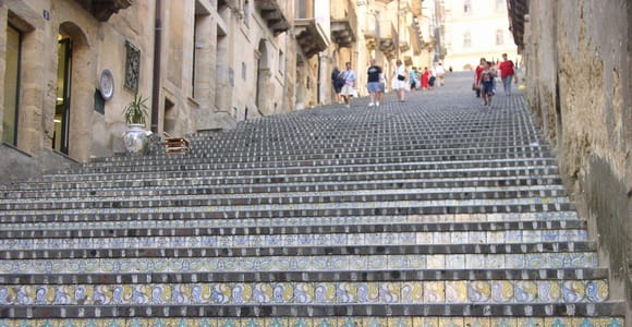 Von Catania: Tour nach Caltagirone und Piazza Armerina mit Mittagessen