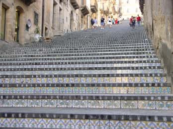 Von Catania aus: Caltagirone & Piazza Armerina Tour mit Brunch