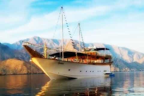 Khasab: Musandam Overnight Dhow Cruise