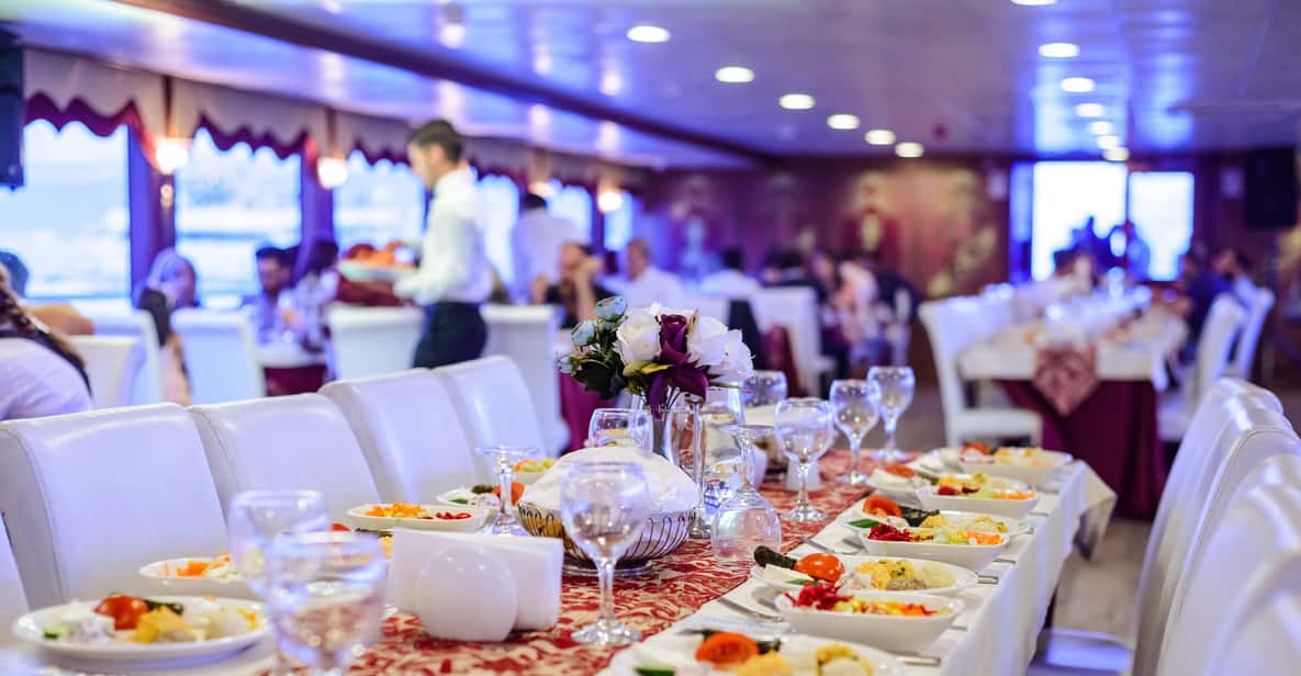 Istanbul: Bosphorus Dinner Cruise with Entertainment