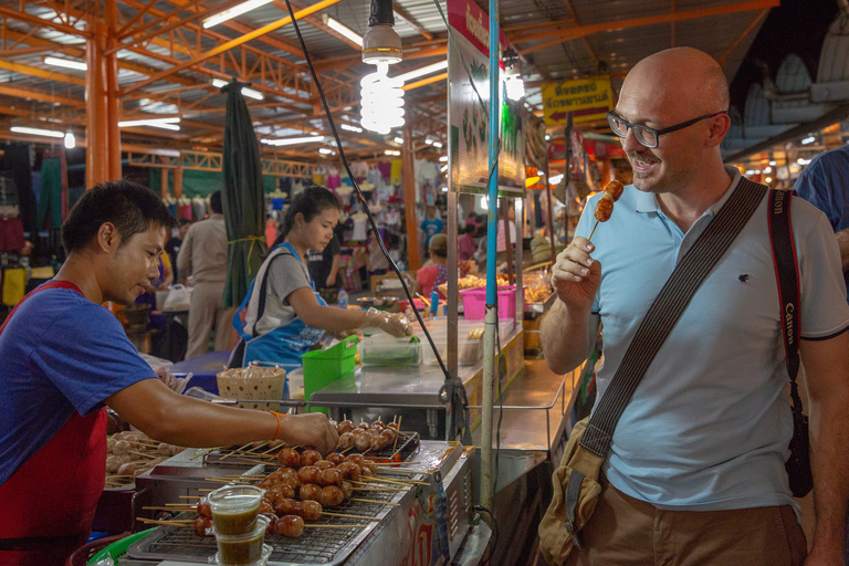 Bangkok nocturna: tuk tuk, mercados, templos y comidaBangkok nocturna: tour de 4 h en tuk tuk con comida