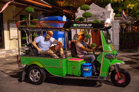 Bangkok: avondtour in een tuktuk markten, tempels en eten