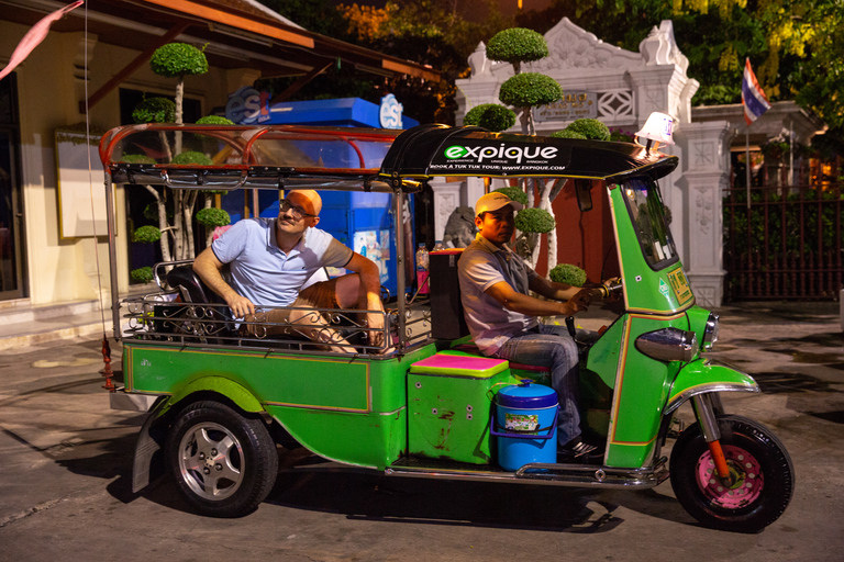 Bangkok nocturna: tuk tuk, mercados, templos y comidaBangkok nocturna: tour de 4 h en tuk tuk con comida