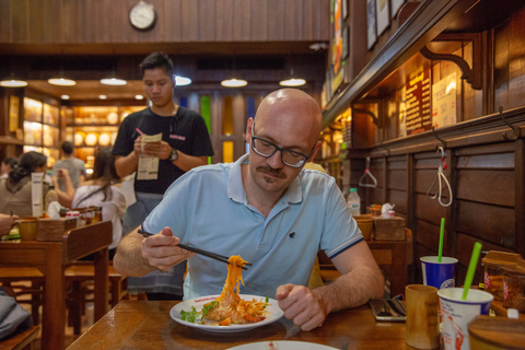 Bangkok nocturna: tuk tuk, mercados, templos y comidaBangkok nocturna: tour de 4 h en tuk tuk con comida