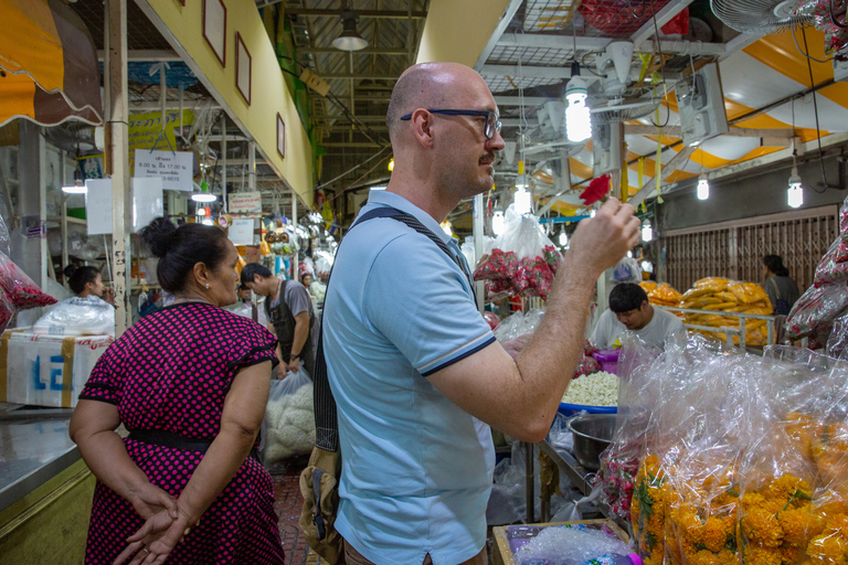 Bangkok: Tour notturno dei mercati, dei templi e del cibo in Tuk TukTour di gruppo