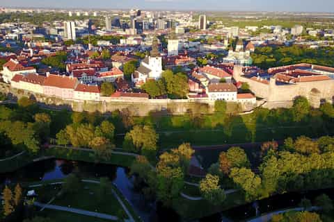 Tallinn: Panoramic Tour by Private Vehicle