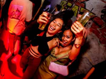 Istanbul: Rooftop Pub Crawl with Party Bus