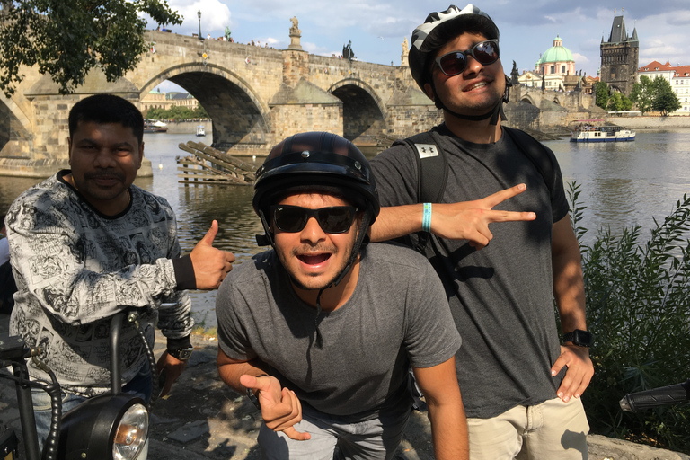 Gran Tour di Praga in scooter elettrici ed eBikeGrand Tour di 2 ore in scooter elettrico