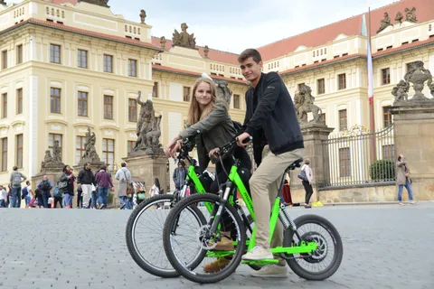 Grand tour de Prague en scooter électrique et vélo électrique
