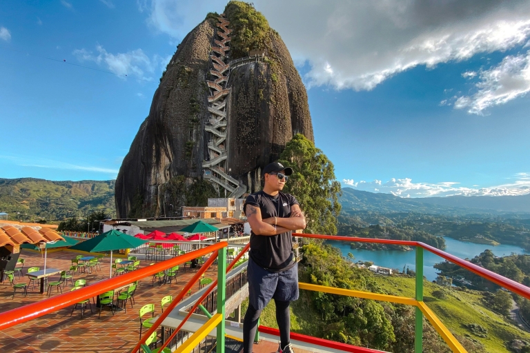 Guatapé: Tagesausflug mit Transport, Essen & BootVon Medellín aus: Anpassbare Guatapé-Tour mit El Peñol und Mittagessen