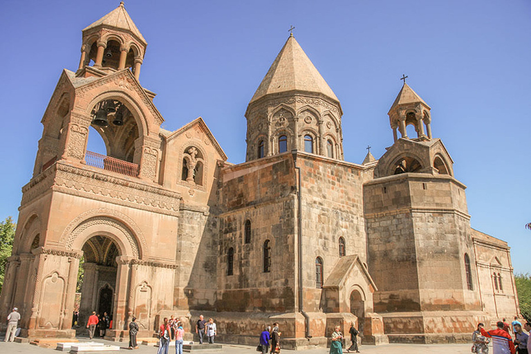 Armenië: een hele dag culturele rondleiding met bezoek aan het alfabetmonument