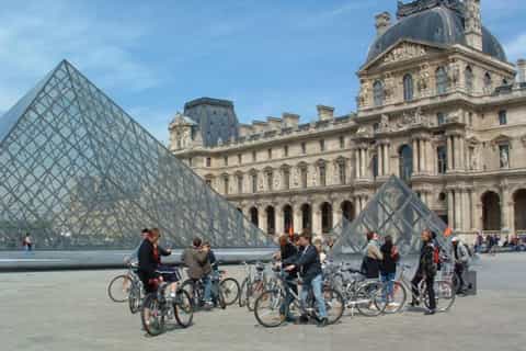 Paris: Bicycle and Skip-the-Line Guided Louvre Tour