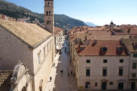 Tour privato a piedi del centro storico e delle mura della città