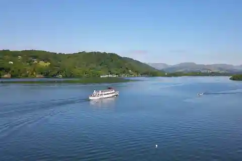 Windermere Yellow Cruise: Sail between Bowness and Lakeside