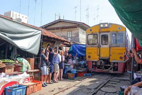 From Bangkok: Damnoen Saduak and Train Market Private Tour