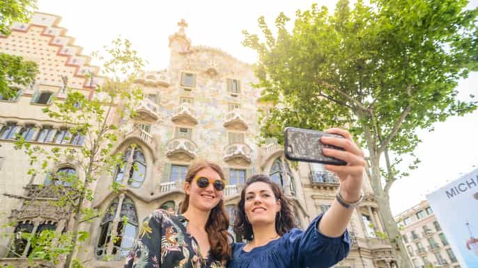 barcelona discover gaudi and modernisme walking tour