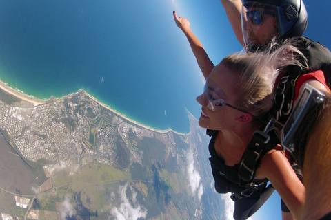 From Brisbane: Noosa Tandem Skydive Experience Weekend Noosa Tandem Skydive from 13,000 Feet