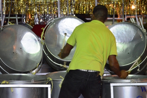 Port of Spain bei Nacht: Steelpan Yards Tour