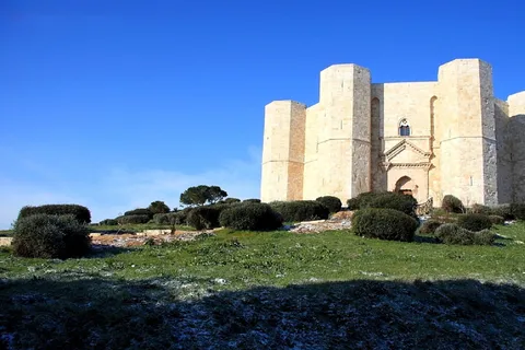 Castel del Monte Tour with transfer from Trani