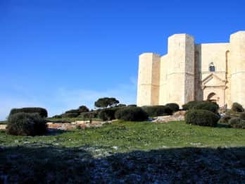 Castel del Monte Tour with transfer from Trani