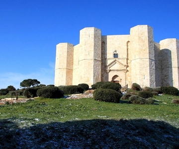 Castel del Monte Tour with transfer from Trani