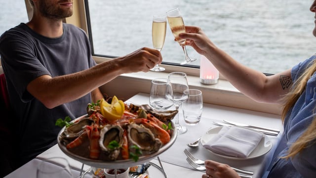 Paris : Croisière déjeuner sur la Seine au départ de la Tour Eiffel
