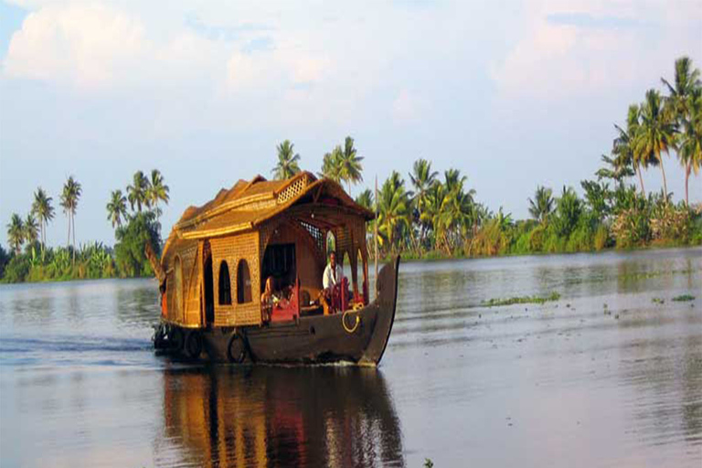 Privat kryssning i bakvatten från BangalorePrivat Backwater Cruise från Bangalore (samma dag)