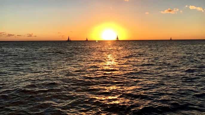 crucero al atardecer en el barco con fondo de cristal de waikiki desde honolulu