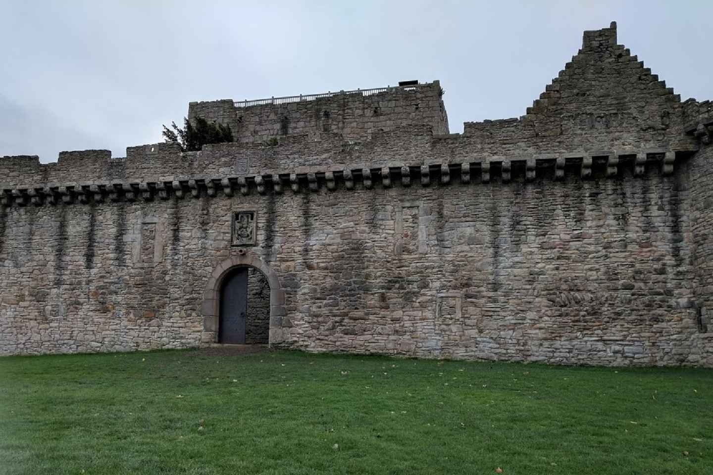 エディンバラ発 スコットランド城巡り映画ツアー