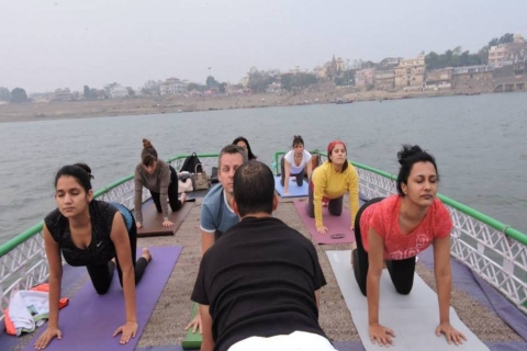 Varanasi: paseo en barco guiado por la mañana con yogaOpción estándar