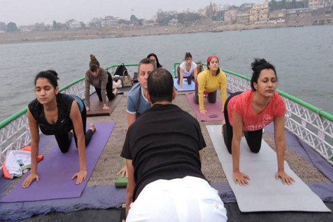 Varanasi: Morgonens guidad båttur med yogaStandardalternativ